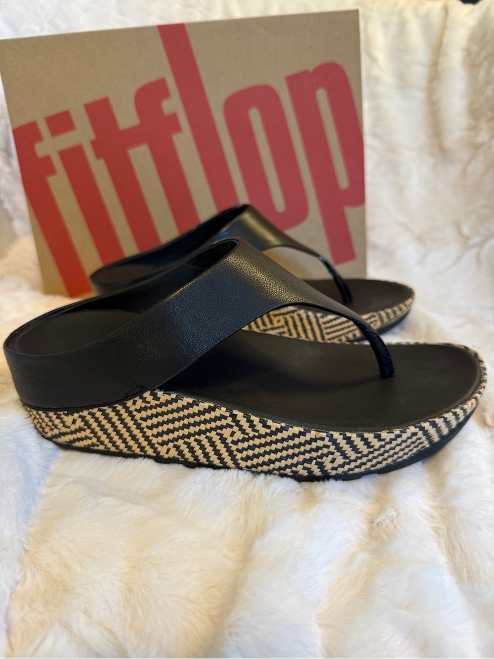 Fitflop Lulu Lux Graphic Weave Leather Toe Post Sandals in Size 5